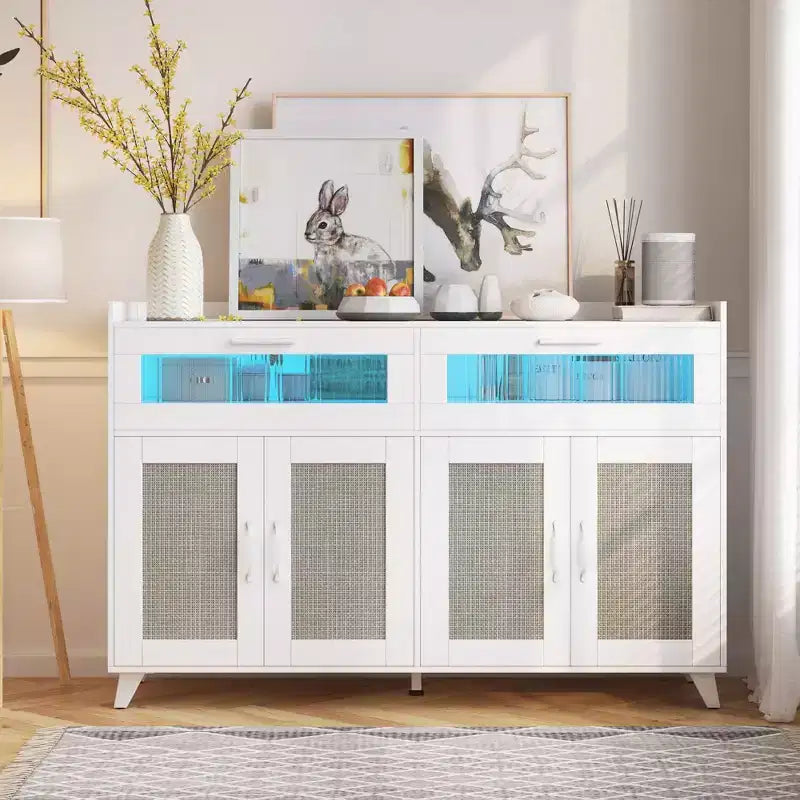 Aparador de bufé pequeño, armario de almacenamiento de cocina de 47 pulgadas con estación de carga, luces LED y cajones, estación de café de madera con almacenamiento
