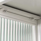 Armario de pared moderno de 2 puertas Okak con almacenamiento de 2 niveles y estante abierto, toallero para entrada/comedor/sala de estar/cocina